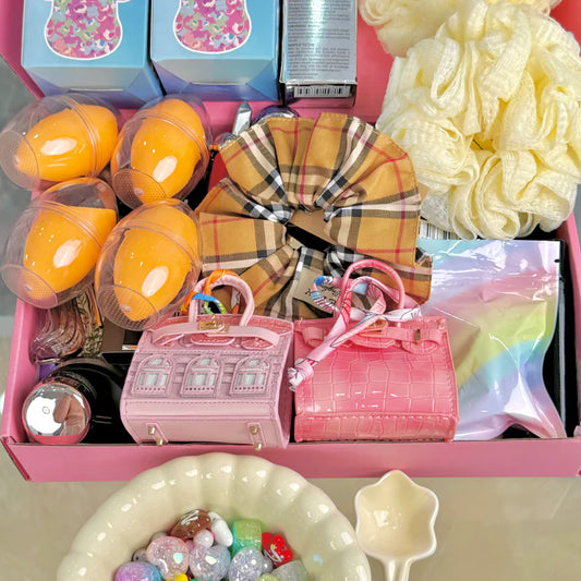 Luckie Scoop – Makeup Blind Box | 8–130+ Random Surprise Items | Clean Girl ✨ / Baddie 💅 / Coquette 🎀 style
